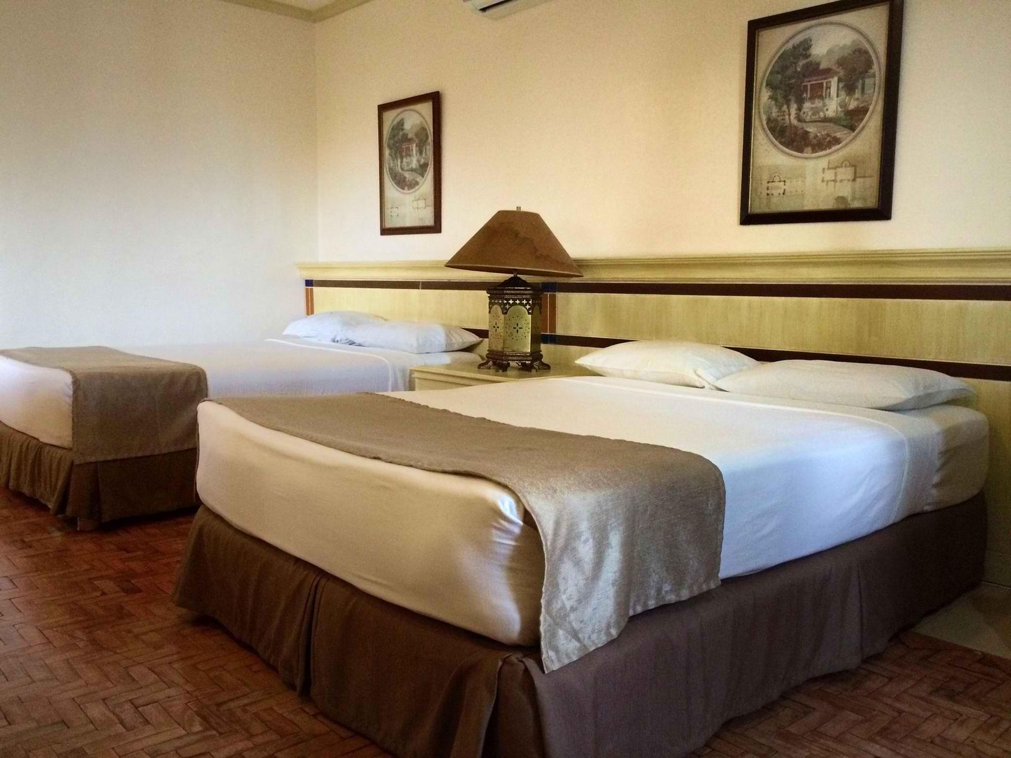 Club Morocco Resort And Country Club Subic Exterior photo