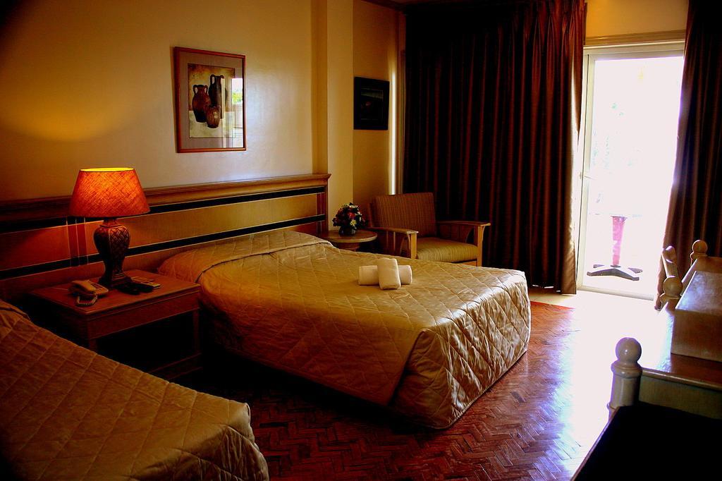 Club Morocco Resort And Country Club Subic Room photo