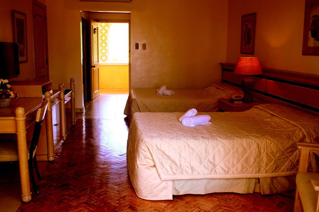 Club Morocco Resort And Country Club Subic Room photo