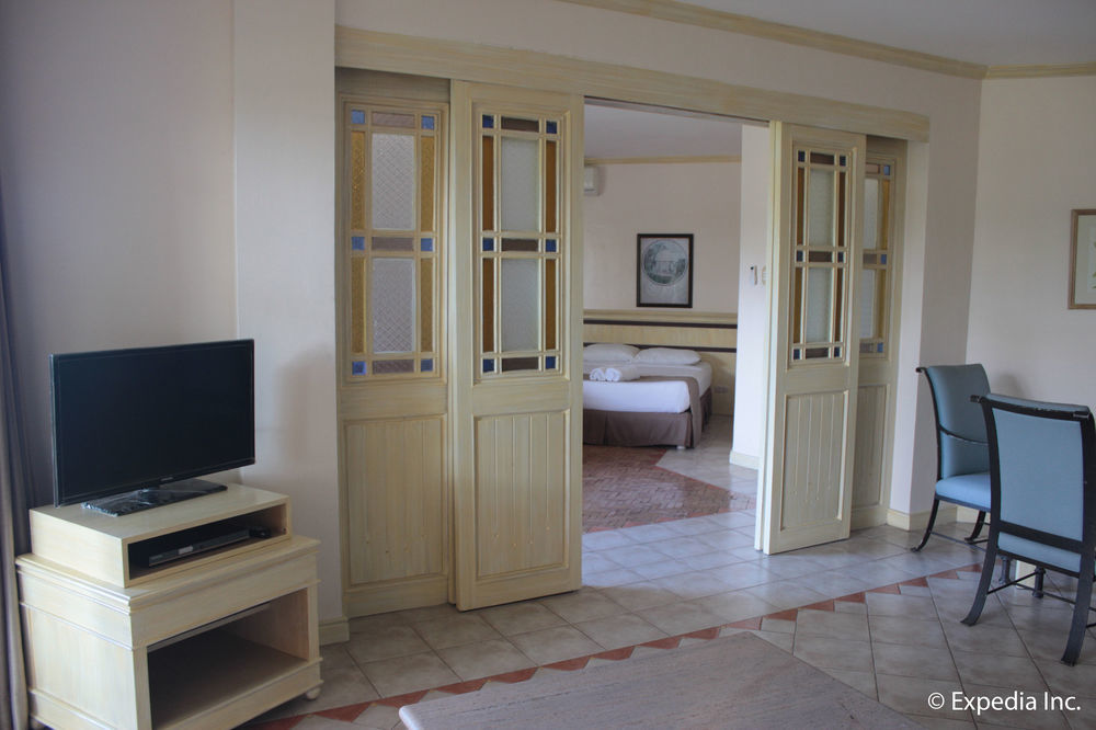 Club Morocco Resort And Country Club Subic Exterior photo