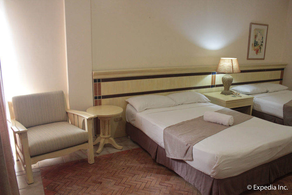 Club Morocco Resort And Country Club Subic Exterior photo