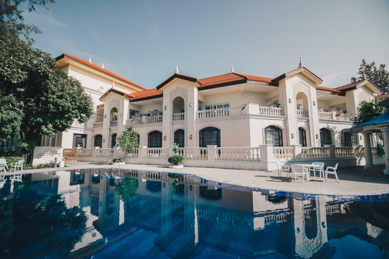 Club Morocco Resort And Country Club Subic Exterior photo