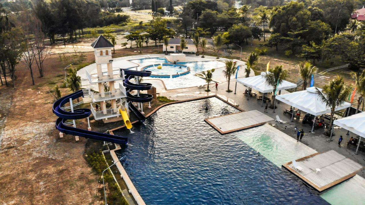 Club Morocco Resort And Country Club Subic Exterior photo